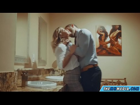 ❤️ Büyük memeli bir sarışın seni umumi tuvalette baştan çıkardığında ☑ Seks videosu tr.sexera.ru ﹏